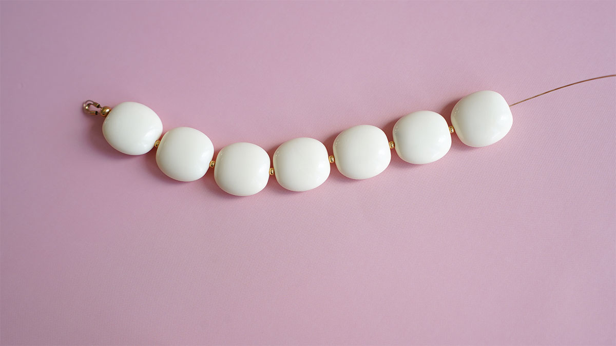 Collier en perles résines opaques et pendentifs colorés : Etape 5