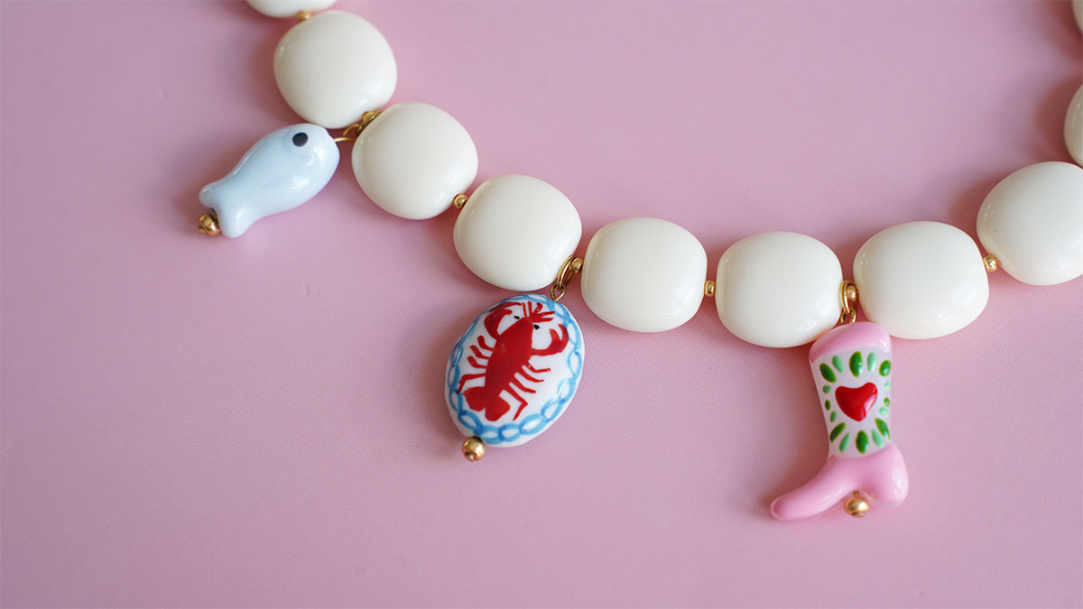 Collier en perles résines opaques et pendentifs colorés : Etape 6