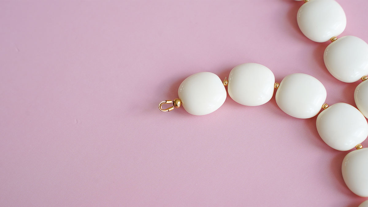 Collier en perles résines opaques et pendentifs colorés : Etape 7