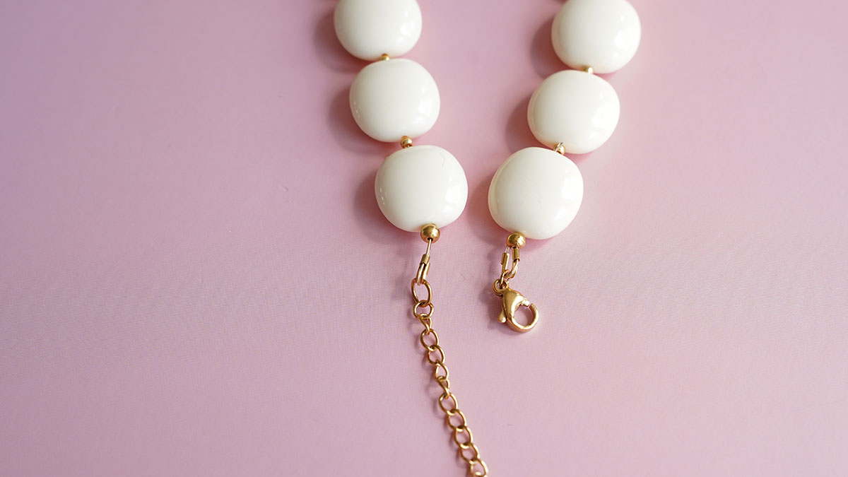 Collier en perles résines opaques et pendentifs colorés : Etape 8