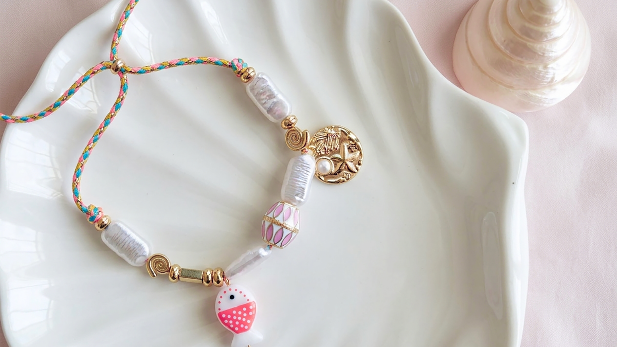 Bracelet marin cordon et breloques : un bijou DIY coloré pour l’été
