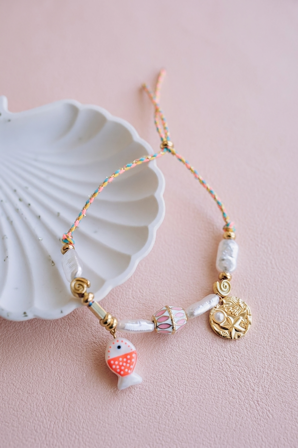 Bracelet marin cordon et breloques : un bijou DIY coloré pour l’été