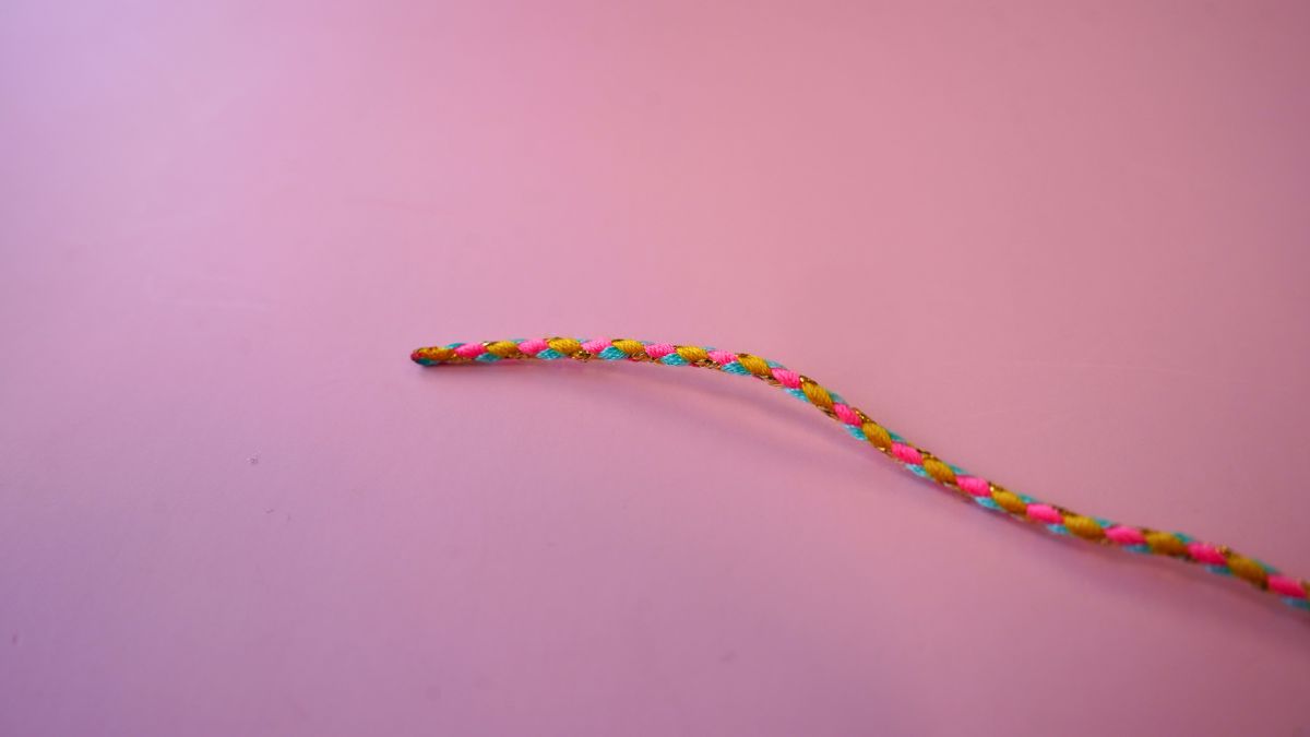 Bracelet marin cordon et breloques : un bijou DIY coloré pour l’été : Etape 1 Bracelet marin cordon et breloques : un bijou DIY coloré pour l’été : Etape 1