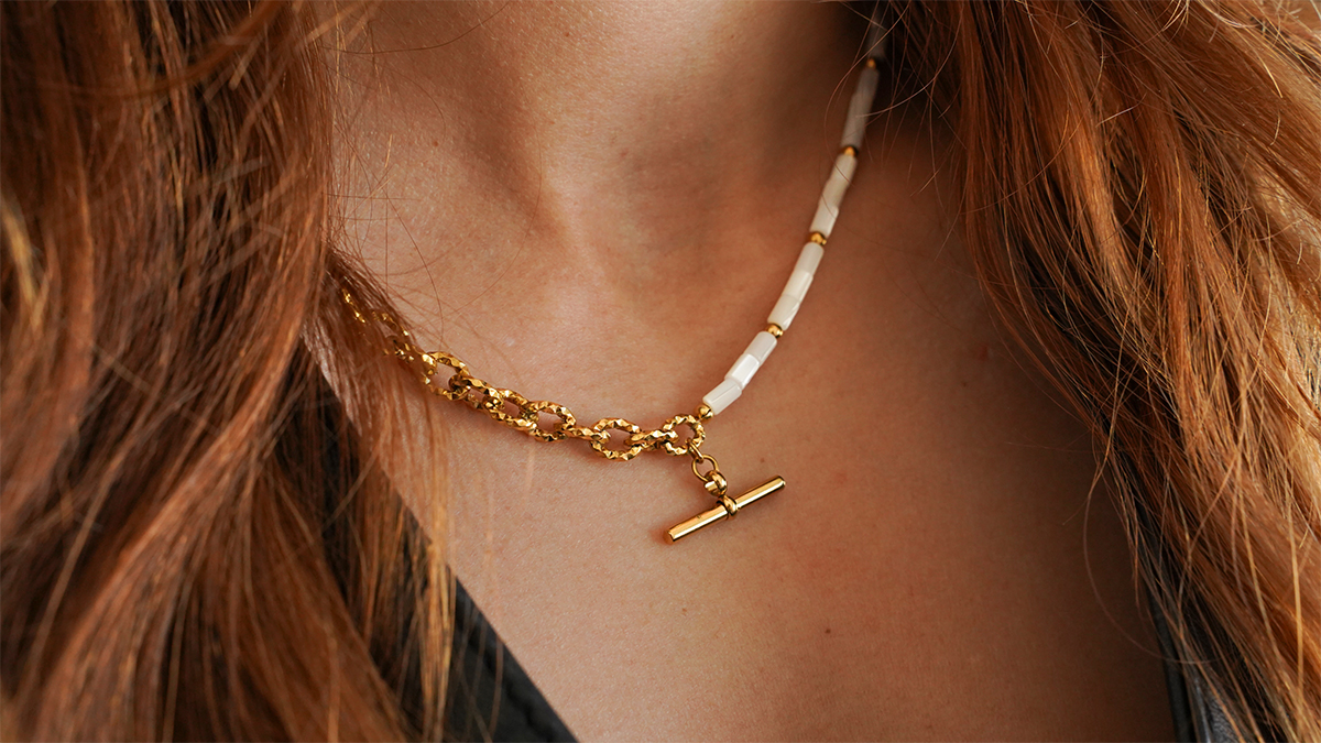 Collier pendentif barre et perles tubes en nacre