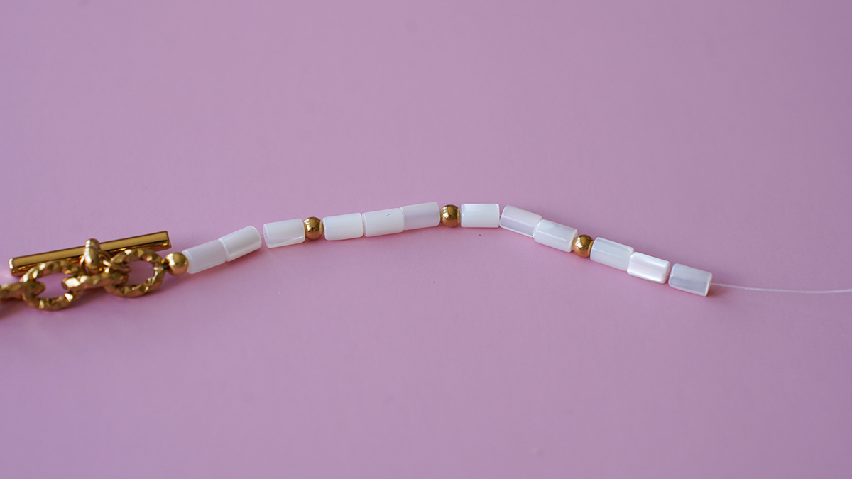 Collier pendentif barre et perles tubes en nacre : Etape 3