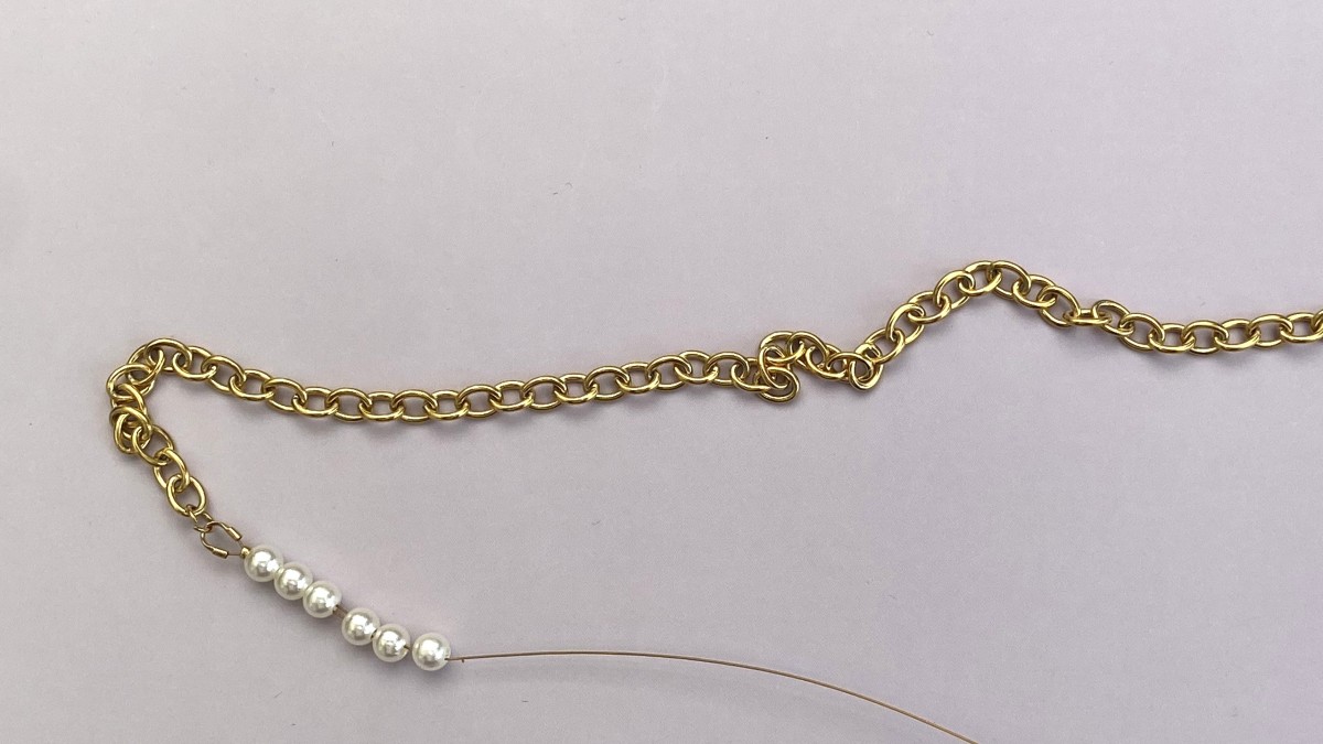 Collier citrons en acier inoxydable, imitations perles nacrées et perles en céramique : Etape 3