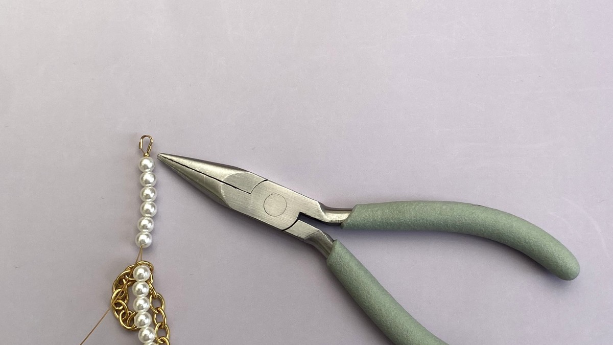 Collier citrons en acier inoxydable, imitations perles nacrées et perles en céramique : Etape 11