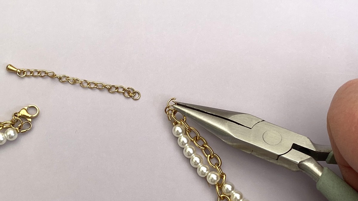 Collier citrons en acier inoxydable, imitations perles nacrées et perles en céramique : Etape 13