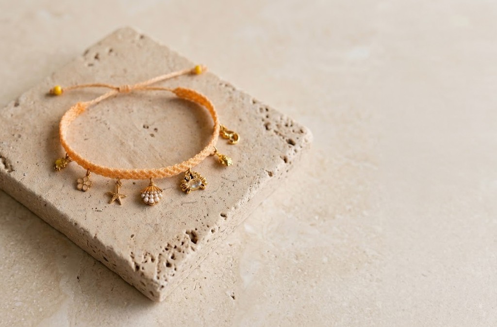 Schéma Bracelet en micro-macramé et breloques