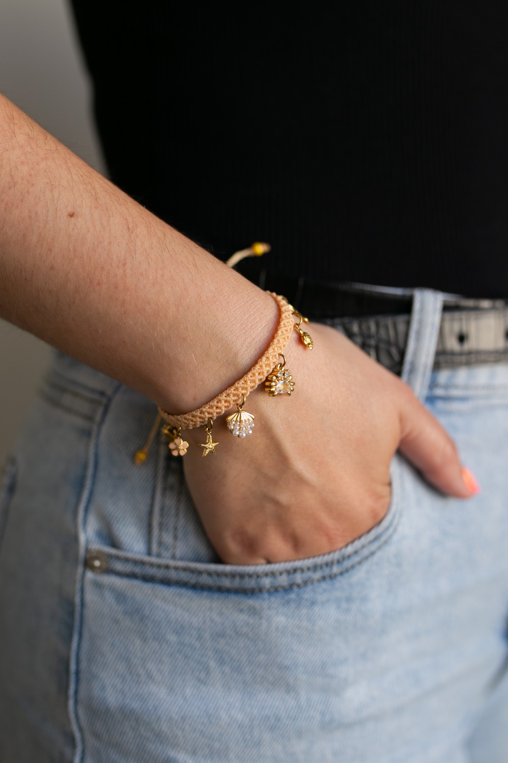 Bracelet en micro-macramé et breloques