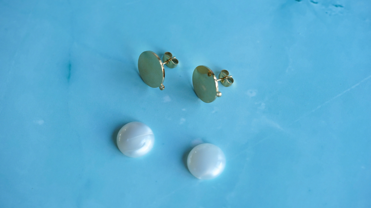 Tutoriel DIY : 3 modèles de boucles d'oreilles avec perles et cabochons en résine : Etape 1