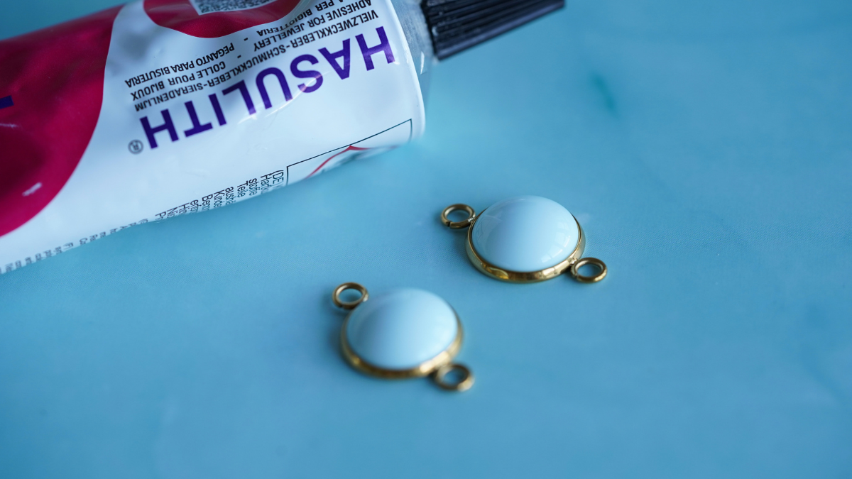 Tutoriel DIY : 3 modèles de boucles d'oreilles avec perles et cabochons en résine : Etape 3