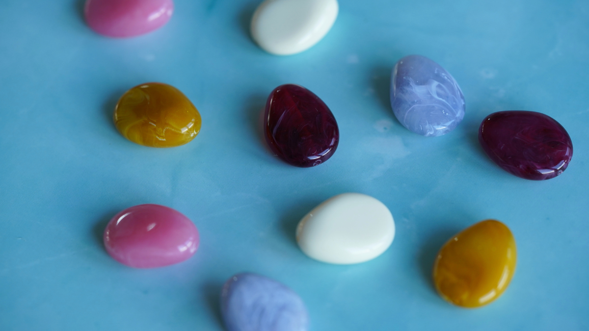 Tutoriel DIY : 3 modèles de boucles d'oreilles avec perles et cabochons en résine : Etape 4