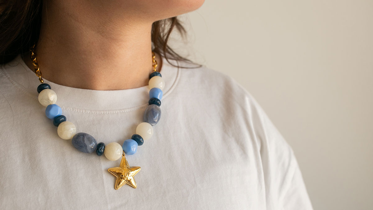 Collier en perles résine et pendentif doré