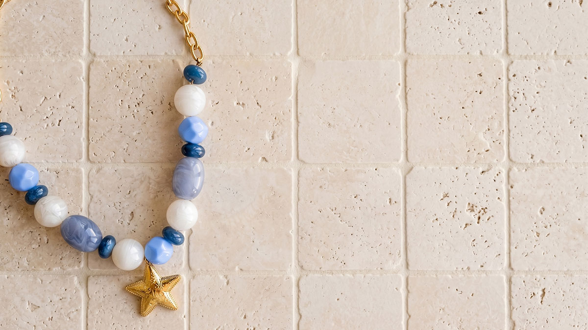Schéma Collier en perles résine et pendentif doré