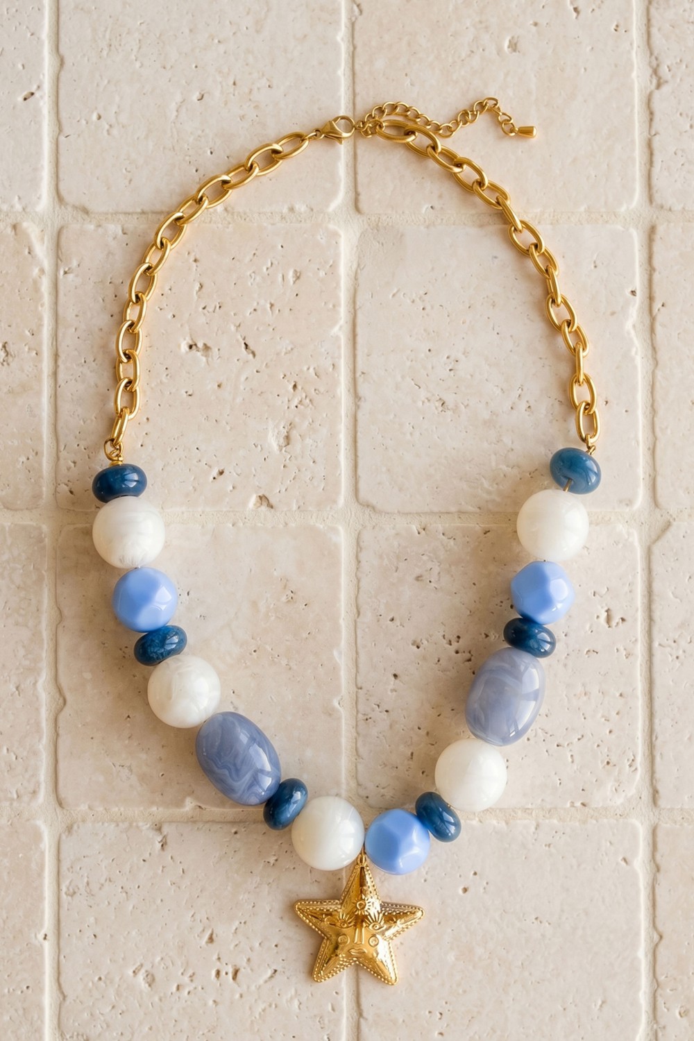 Schéma Collier en perles résine et pendentif doré