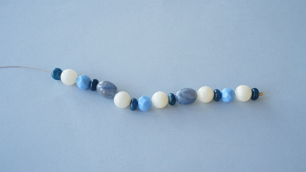 Collier en perles résine et pendentif doré : Etape 3