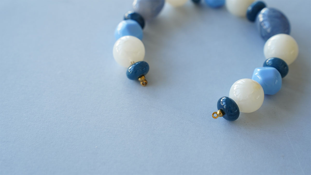 Collier en perles résine et pendentif doré : Etape 4