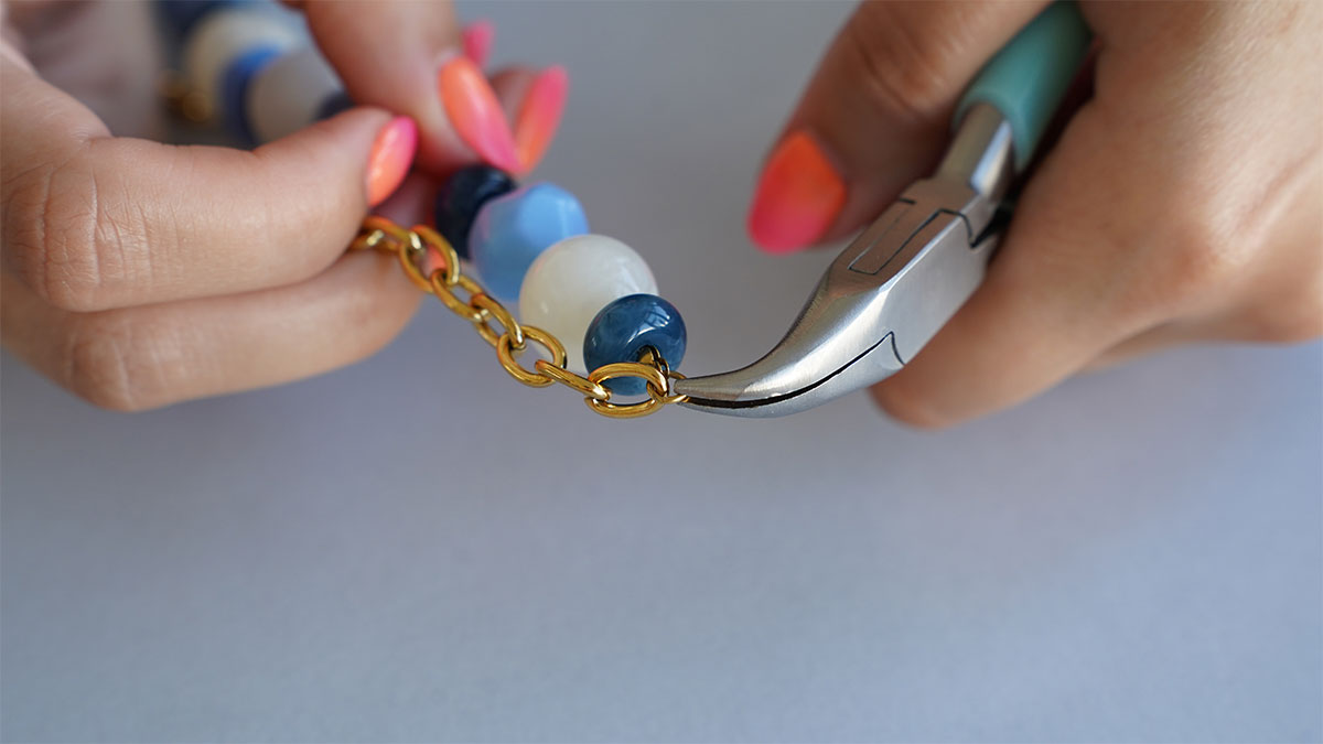 Collier en perles résine et pendentif doré : Etape 5