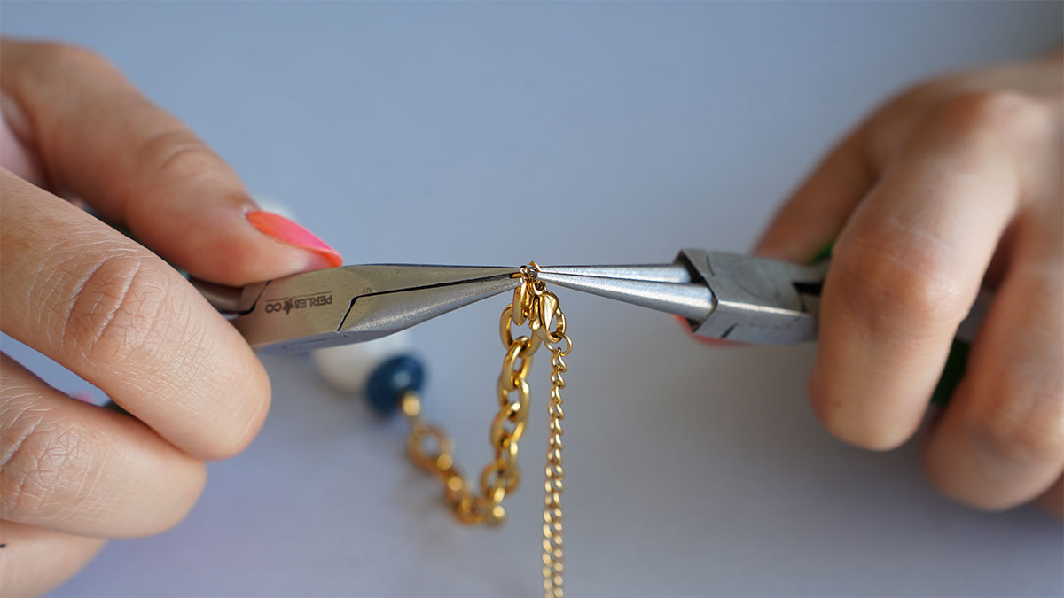 Collier en perles résine et pendentif doré : Etape 6