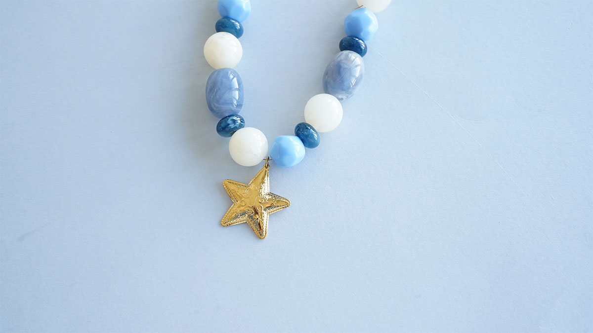 Collier en perles résine et pendentif doré : Etape 7