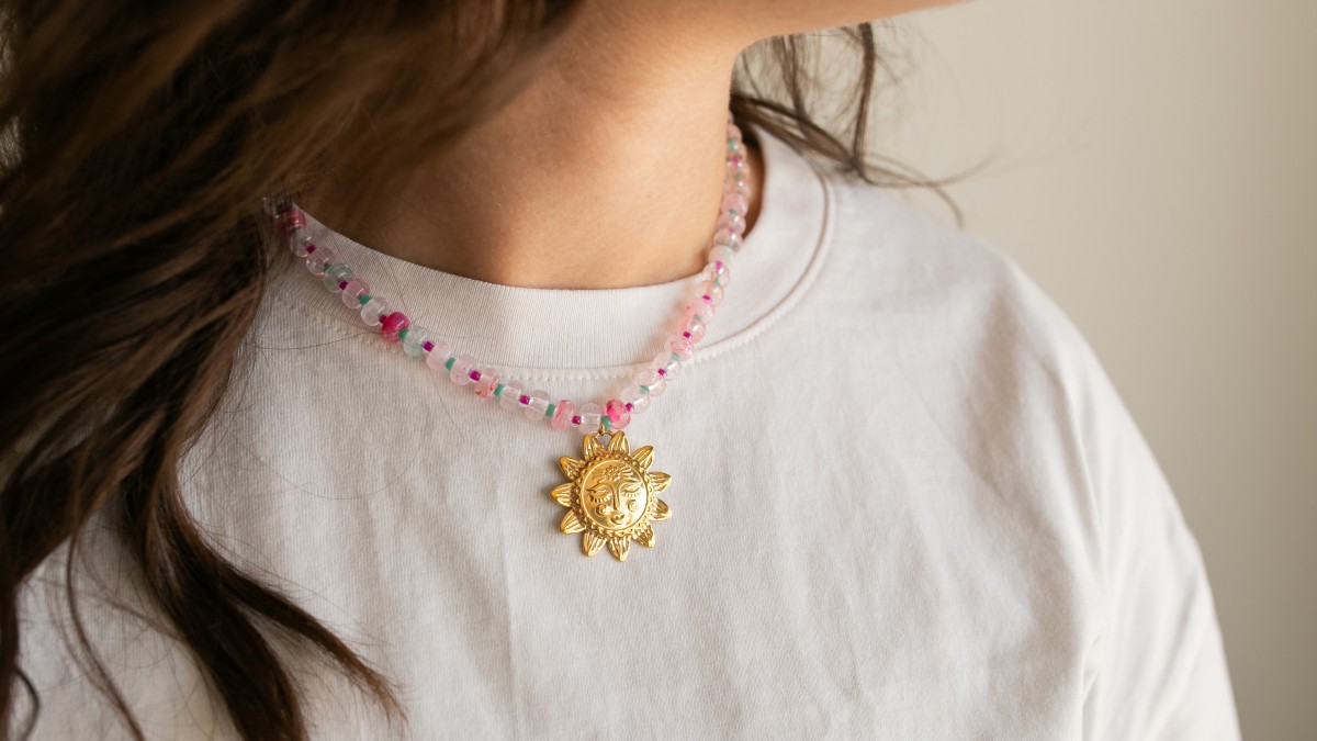 Schéma Collier perles rondelles en résine et pendentif soleil