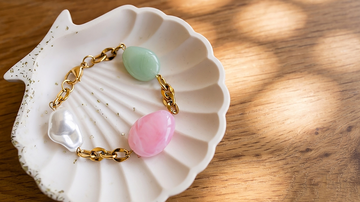 Tutoriel bracelet en perles résine et chaîne dorée