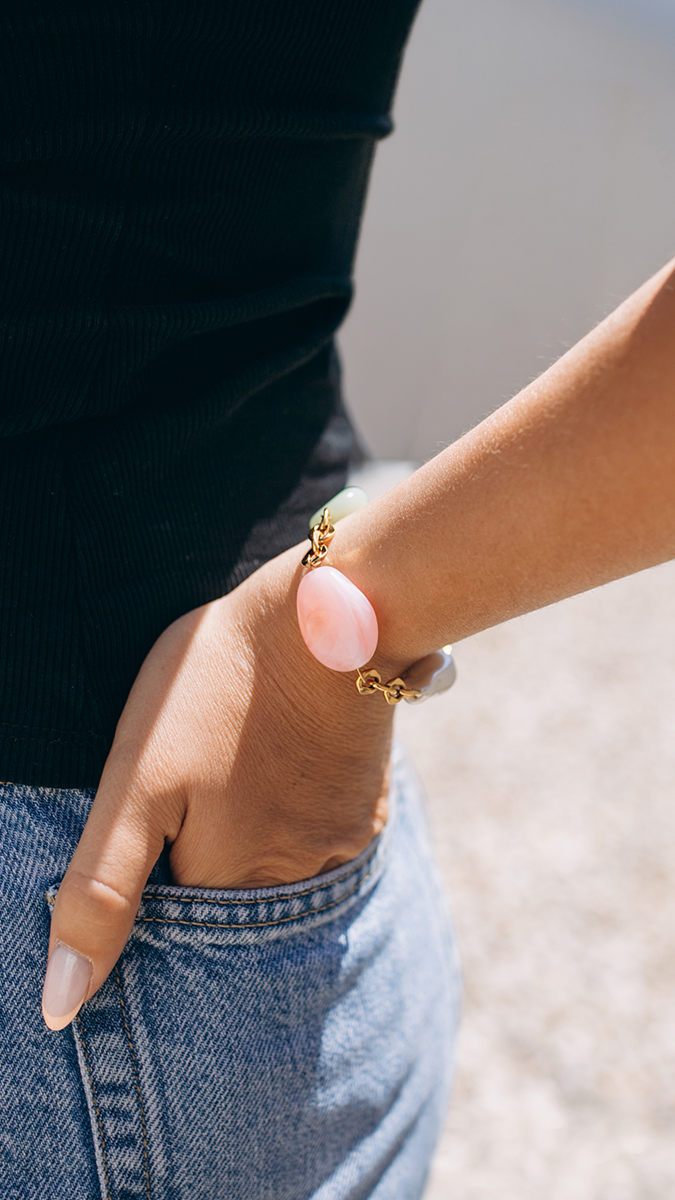 Tutoriel bracelet en perles résine et chaîne dorée
