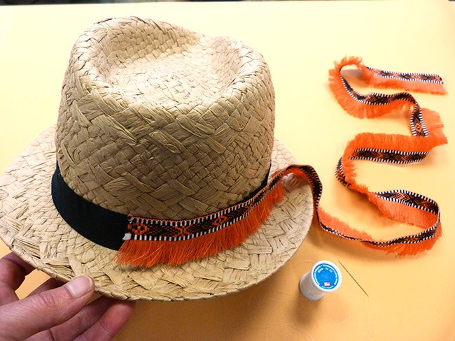 Chapeau panama customisé avec galon, paillettes et coquillages cauri : Etape 1