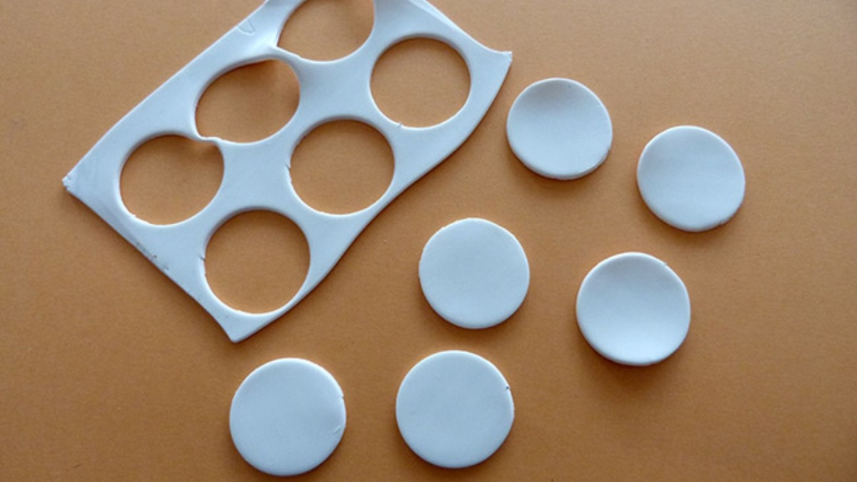 Porte bijoux poignées en pâte polymère Cernit et pochoir mandala : Etape 2 Porte bijoux poignées en pâte polymère Cernit et pochoir mandala : Etape 2