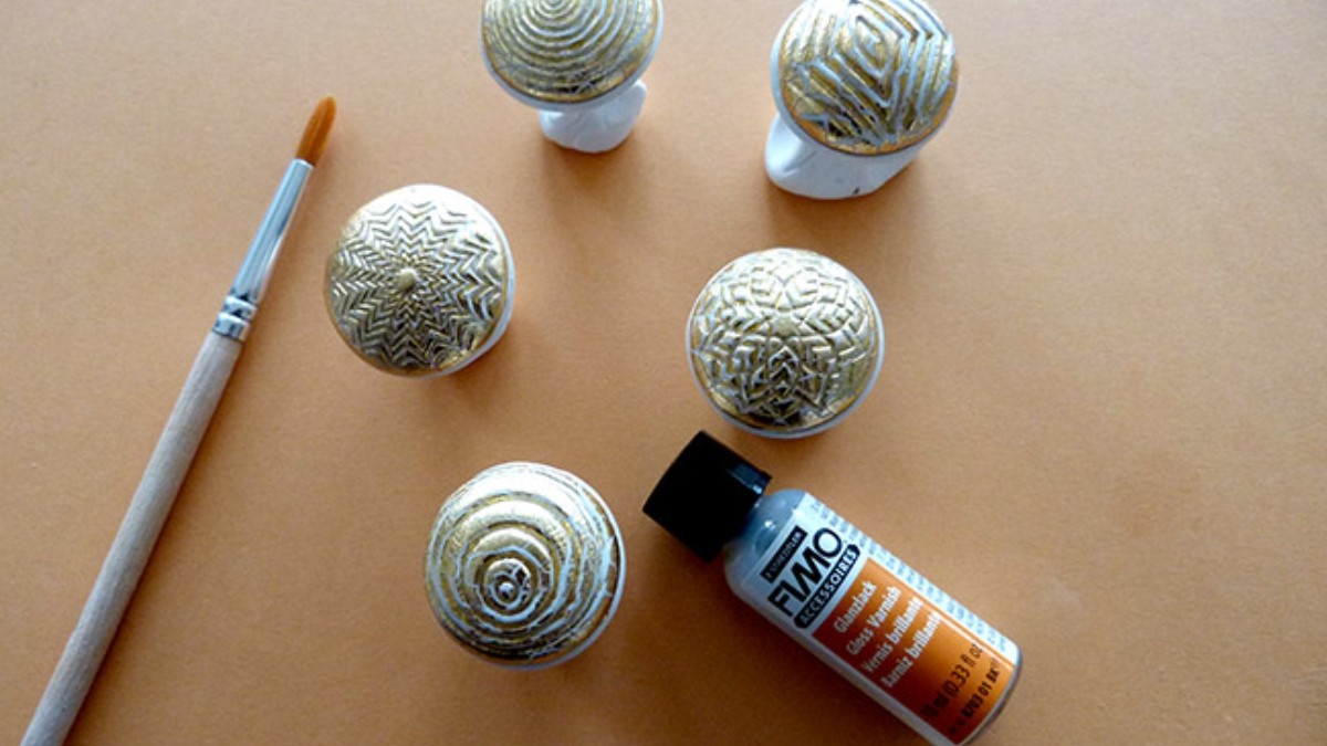 Porte bijoux poignées en pâte polymère Cernit et pochoir mandala : Etape 7 Porte bijoux poignées en pâte polymère Cernit et pochoir mandala : Etape 7