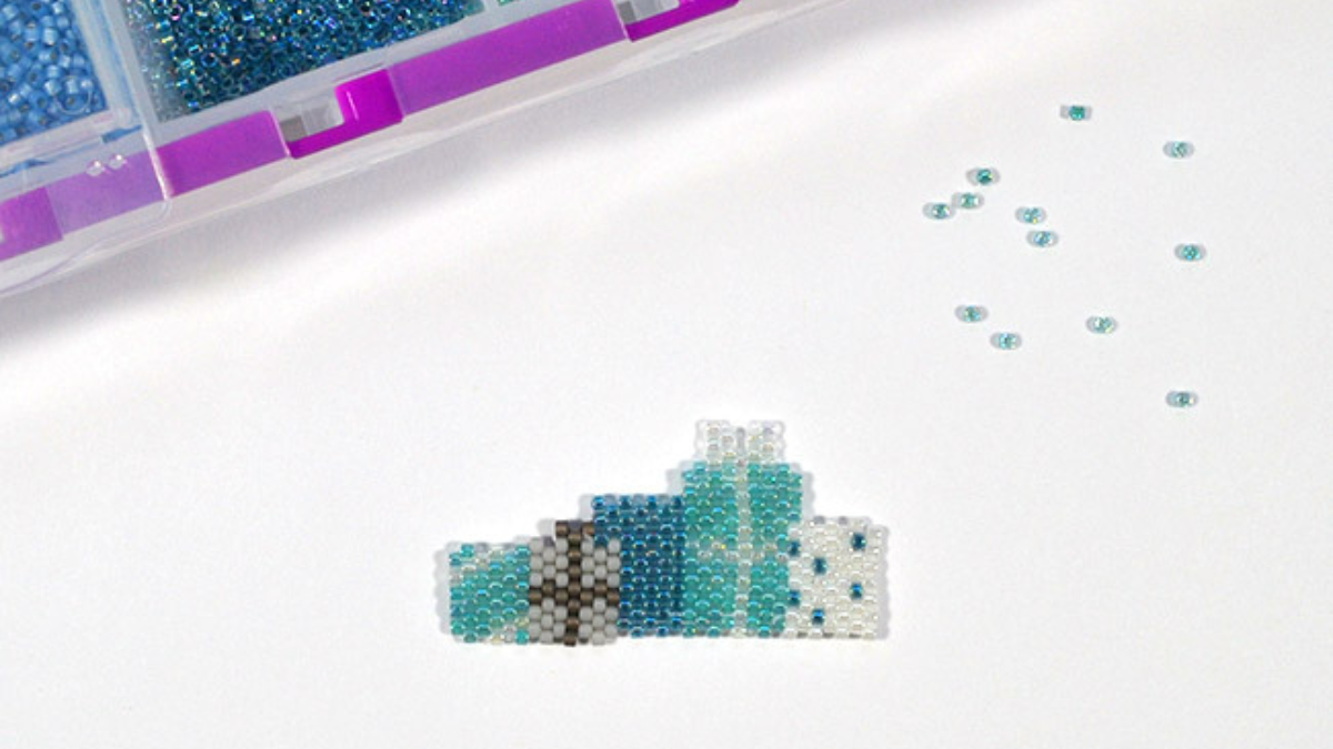 Motif jolis paquets cadeaux en tissage brick stitch avec des perles Miyuki ambiance Frozen Winter