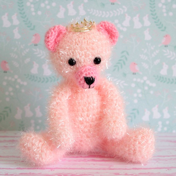 Schéma Amigurumi ourson roi rose crocheté en fil creative bubble et coton