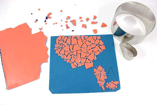 Parure plastron et boucles d'oreilles en Fimo couleur flamingo avec des cauris : Etape 3