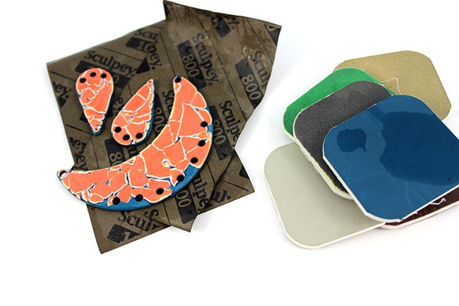 Parure plastron et boucles d'oreilles en Fimo couleur flamingo avec des cauris : Etape 7