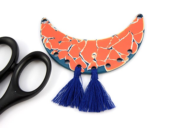 Parure plastron et boucles d'oreilles en Fimo couleur flamingo avec des cauris : Etape 10