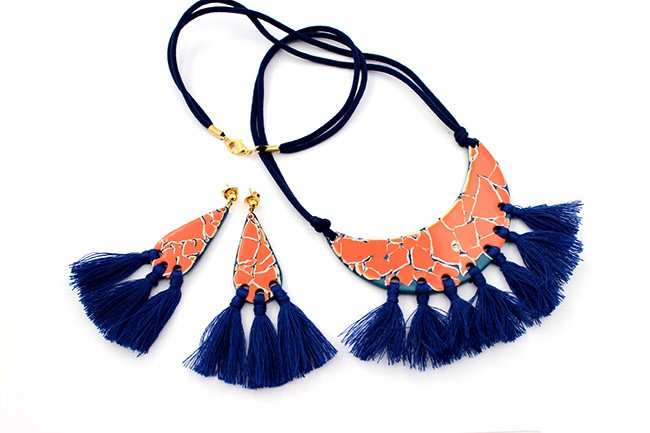 Parure plastron et boucles d'oreilles en Fimo couleur flamingo avec des cauris : Etape 12