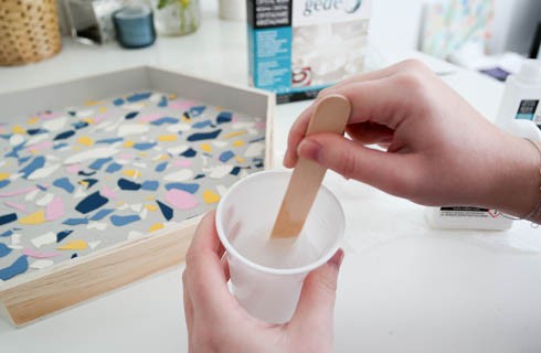 Créer un plateau terrazzo avec de la résine Pébéo : Etape 5