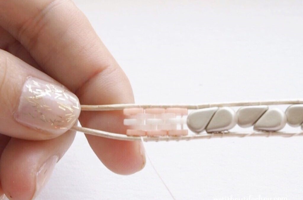 Bracelet wrap tendance avec Miyuki Quarter Tila, spike beads PureCrystal et Amos® par Puca® : Etape 13