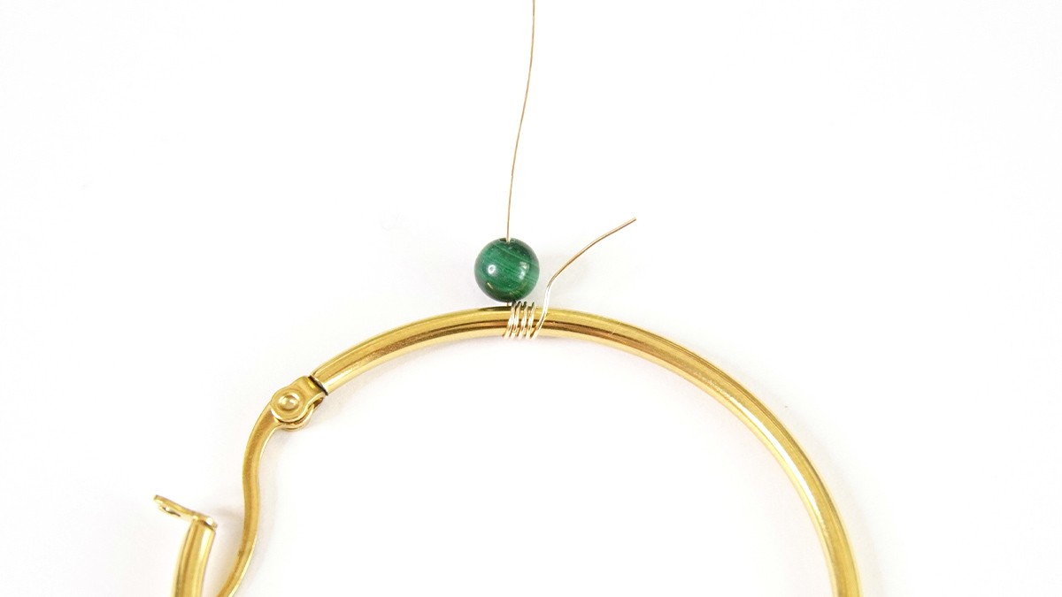 Créoles avec des perles en pierre naturelle malachites : Etape 1