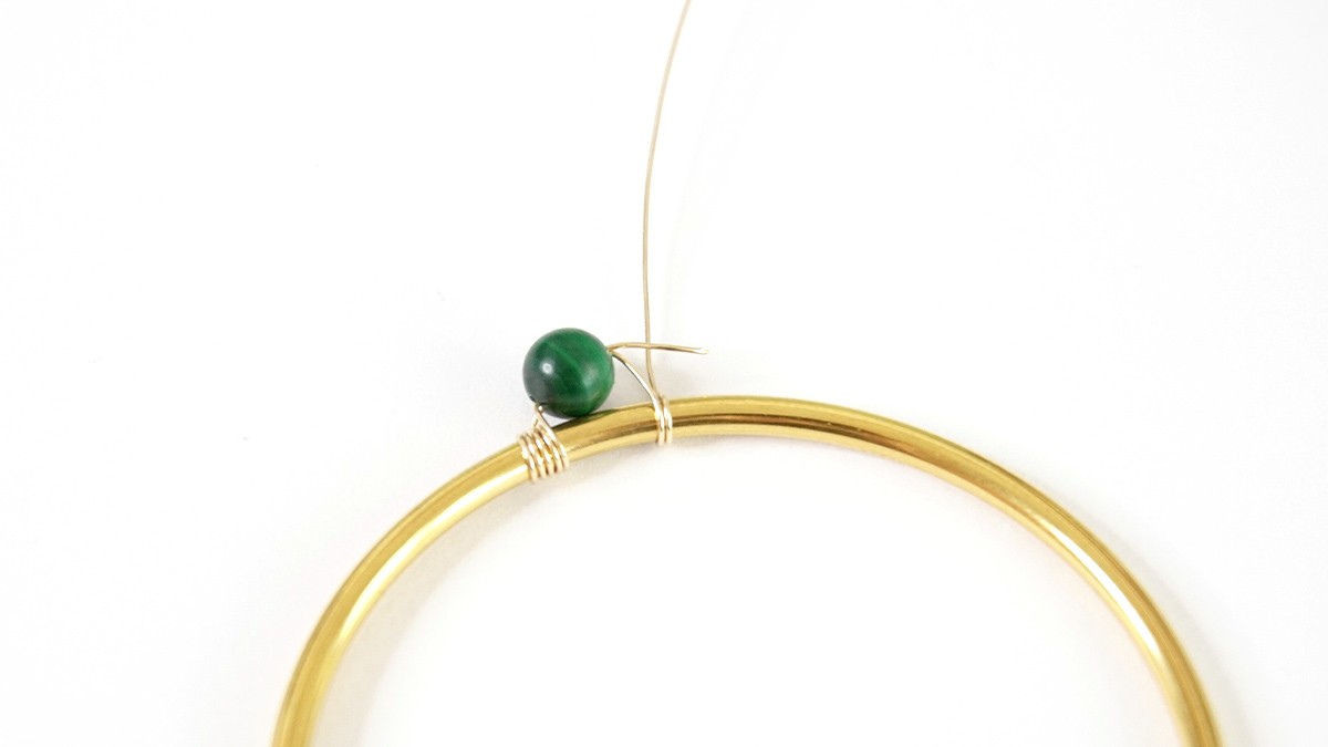 Créoles avec des perles en pierre naturelle malachites : Etape 2