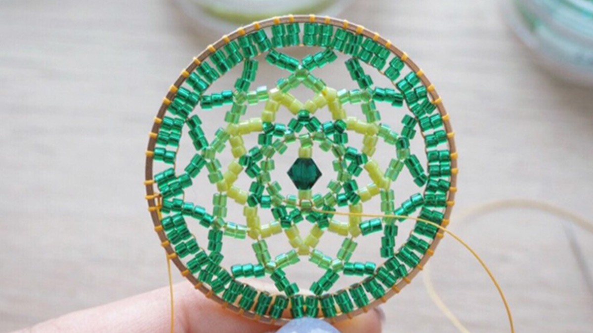 Schéma Pendentif cercle mandala en tissage brick stitch en perles Miyuki de Petit bout de chou