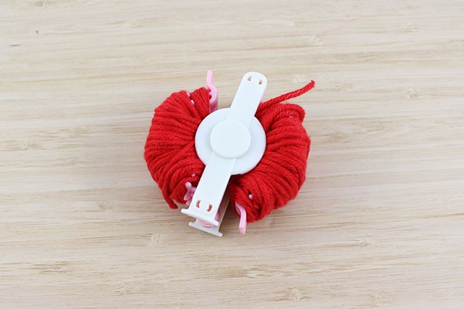 Bijou de sac pompon cœur en laine : Etape 4