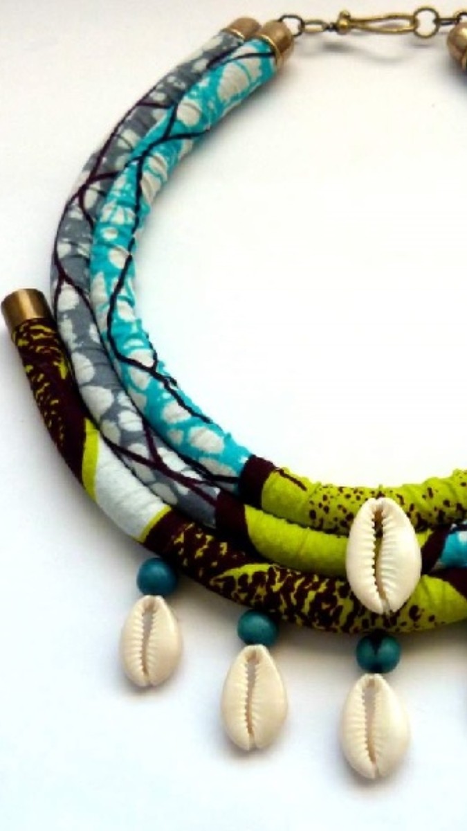 Schéma Collier en tissu wax et coquillages cauris pour l'été