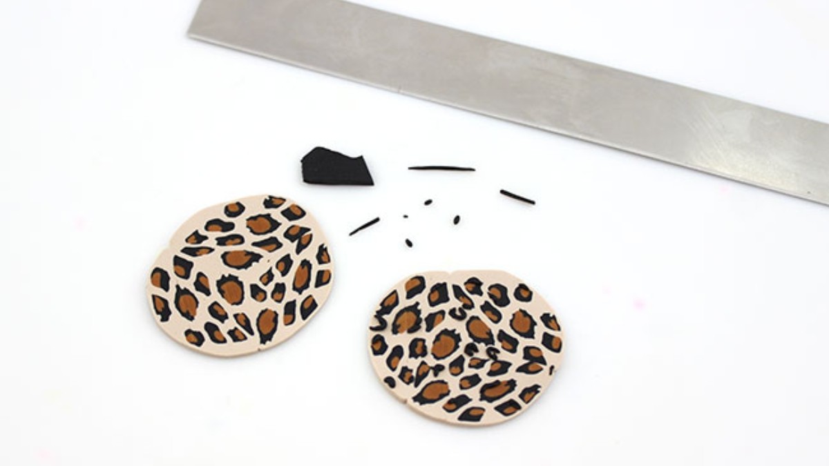 Parure de bijoux fantaisie Fimo motif cane léopard : Etape 8