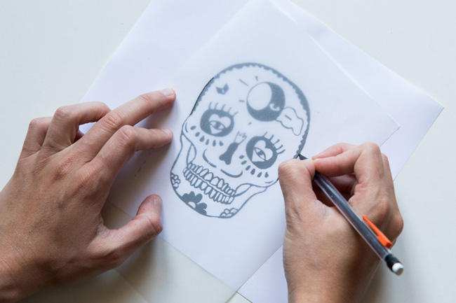 DIY Carte postale tête de mort calavera mexicana avec tampon en caoutchouc sculpté soi-même : Etape 1