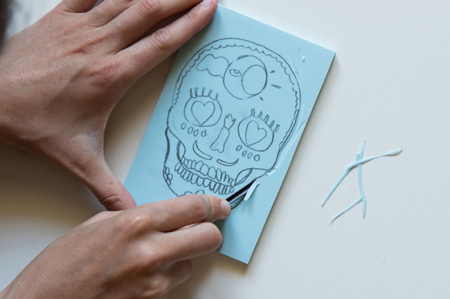 DIY Carte postale tête de mort calavera mexicana avec tampon en caoutchouc sculpté soi-même : Etape 3