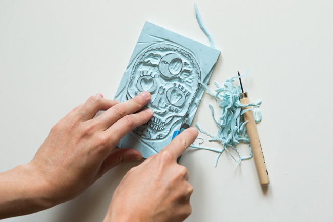 DIY Carte postale tête de mort calavera mexicana avec tampon en caoutchouc sculpté soi-même : Etape 4