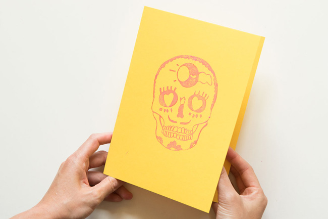 DIY Carte postale tête de mort calavera mexicana avec tampon en caoutchouc sculpté soi-même : Etape 8