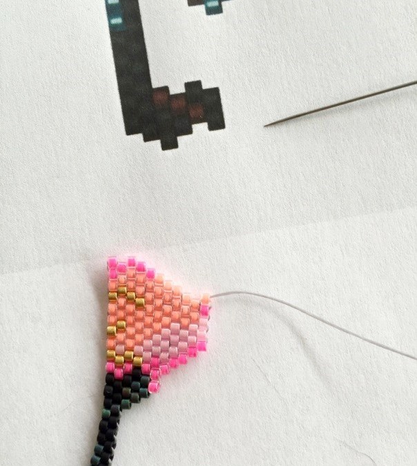 Tissage de perles motif flamant rose en Miyuki Delica : Etape 7